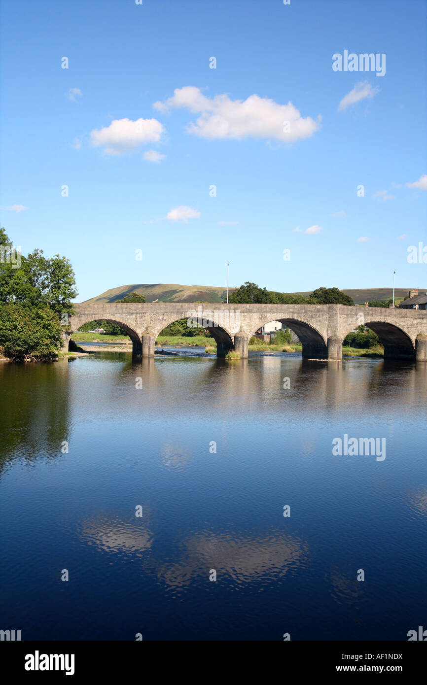 Vertikale Blick auf den Fluss Wye und Builth Brücke in Builth Wells, Powys, Mitte Wales, UK Stockfoto