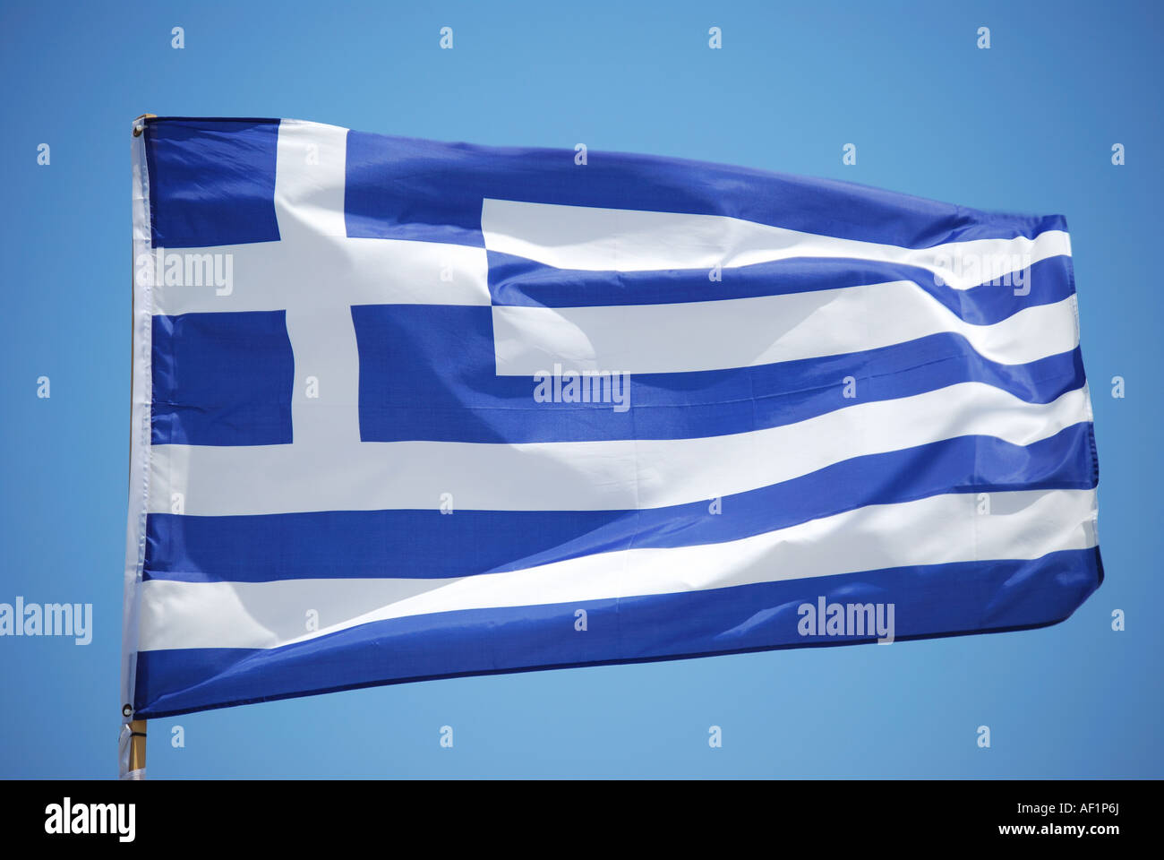Griechische Flagge gegen blauen Himmel, Korfu, Ionische Inseln, Griechenland Stockfoto