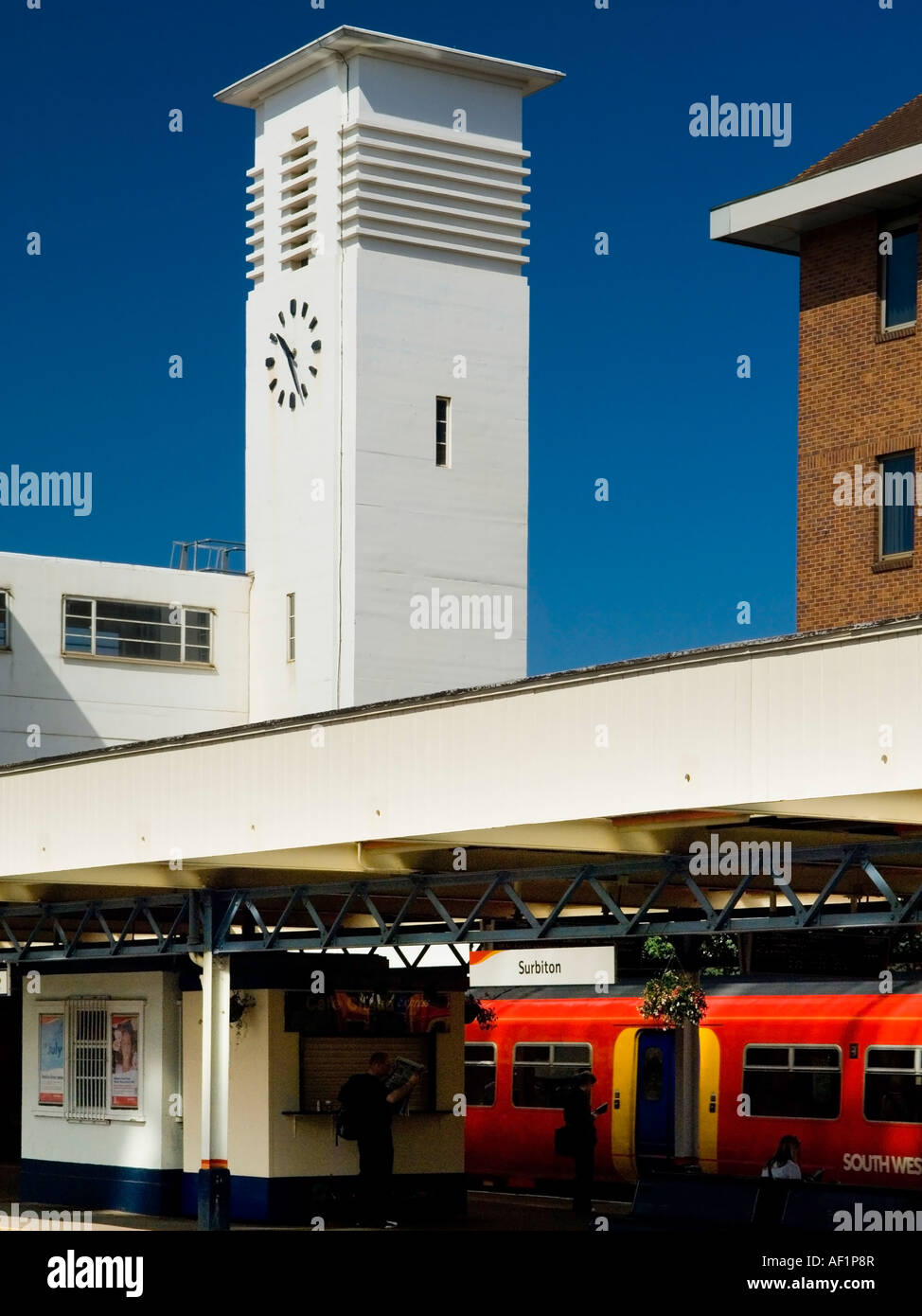 Die Süd-West-Bahn stehen am Surbiton Bahnhof in Surrey England UK Stockfoto