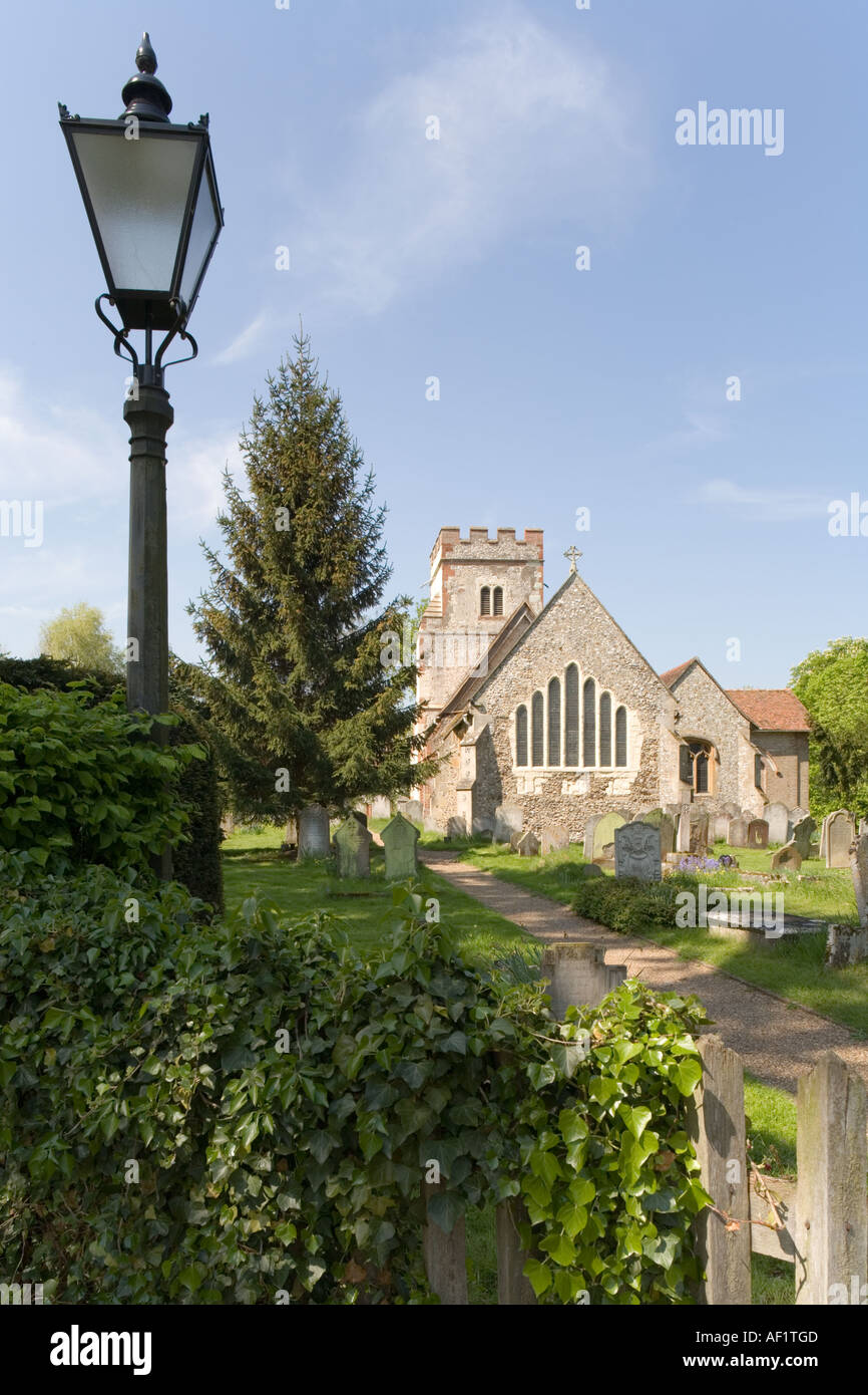 All Saints Church in Ockham, Surrey mit einem seltenen sieben Lancet Fenster im East End des Altarraumes Stockfoto