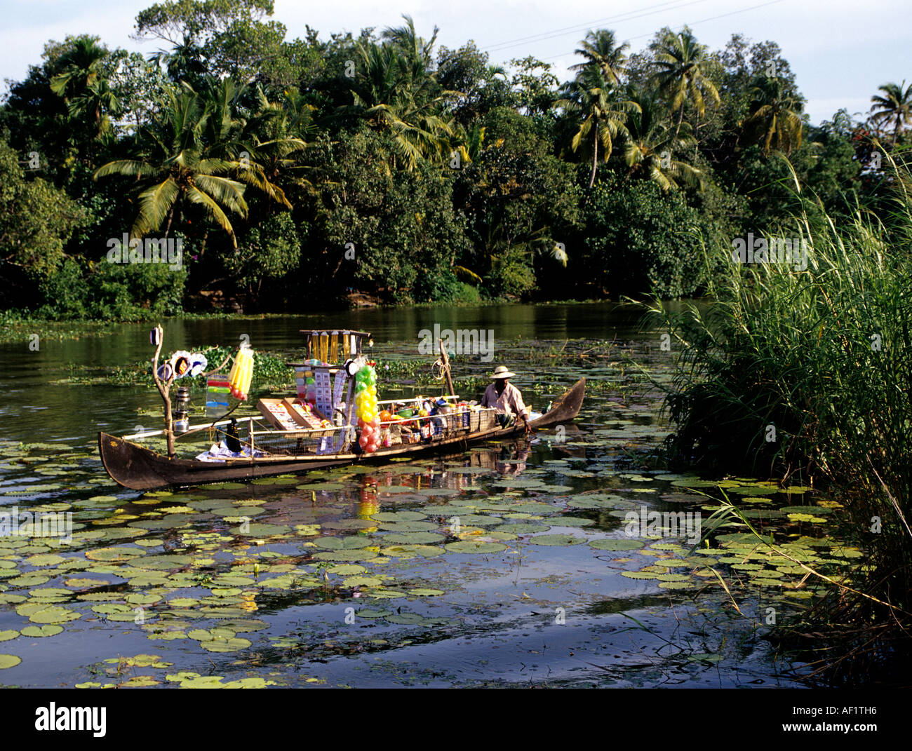 VERSCHIEBEN VON FANCY STORE IN EINEM LAND BOOT KUTTANAD ALAPPUZHA Stockfoto