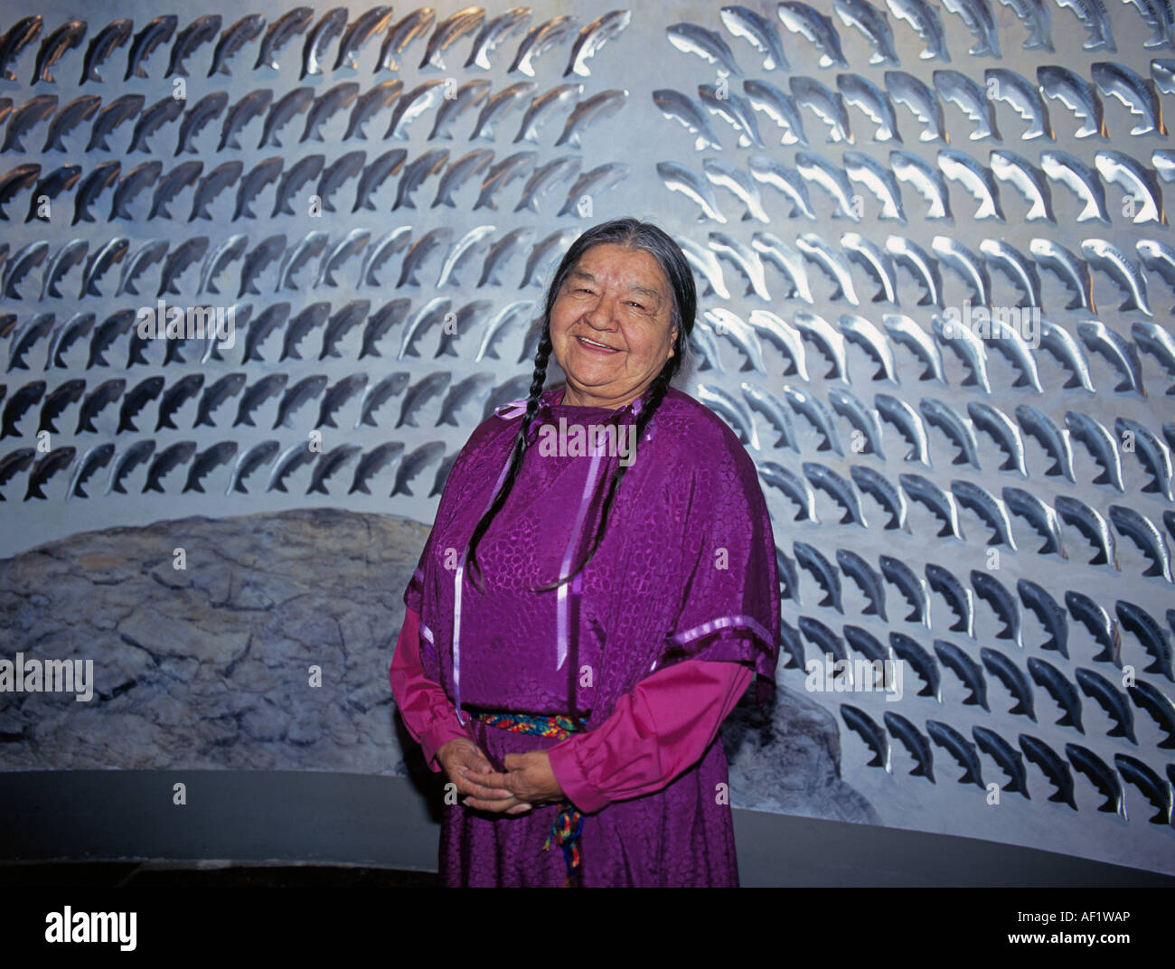 Eine indische Frau vor eine Lachs-Ausstellung am Tamastslict Kulturinstitut in der Nähe von Pendleton, Oregon Stockfoto