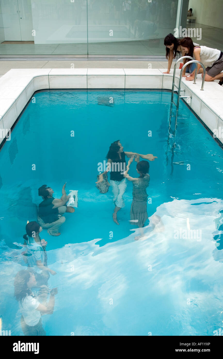 "Swimming Pool" des argentinischen Künstlers Leandro Erlich im 21. Jahrhundert Museum of Conteporary Art, Kanazawa, Japan Stockfoto