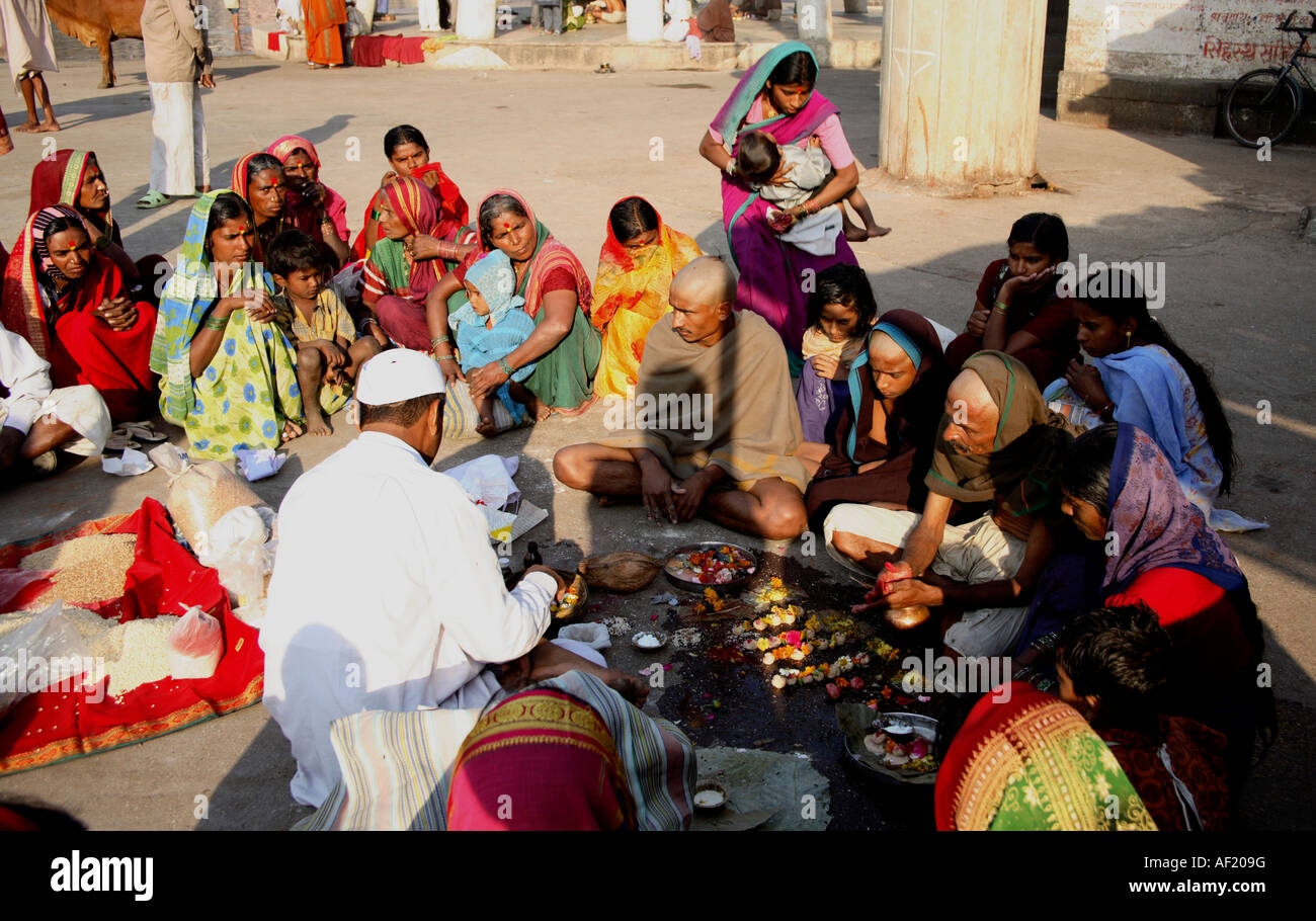 Indische hindus bei der Terahvin Puja Zeremonie am 13th Tag der Trauerperiode eines nahen Verwandten, Ramkund, Nasik, Maharashtra, Indien Stockfoto