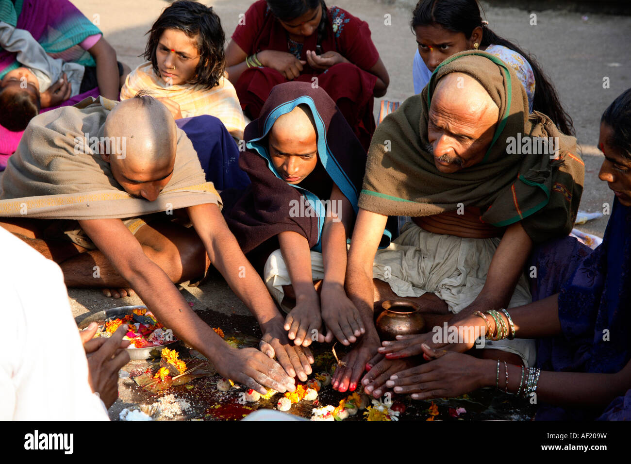 Indische hindus bei der Terahvin Puja Zeremonie am 13th Tag der Trauerperiode eines nahen Verwandten, Ramkund, Nasik, Maharashtra, Indien Stockfoto