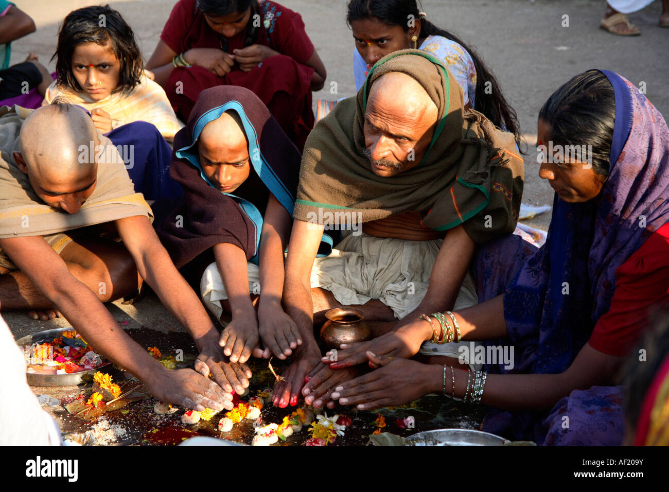 Indische hindus bei der Terahvin Puja Zeremonie am 13th Tag der Trauerperiode eines nahen Verwandten, Ramkund, Nasik, Maharashtra, Indien Stockfoto