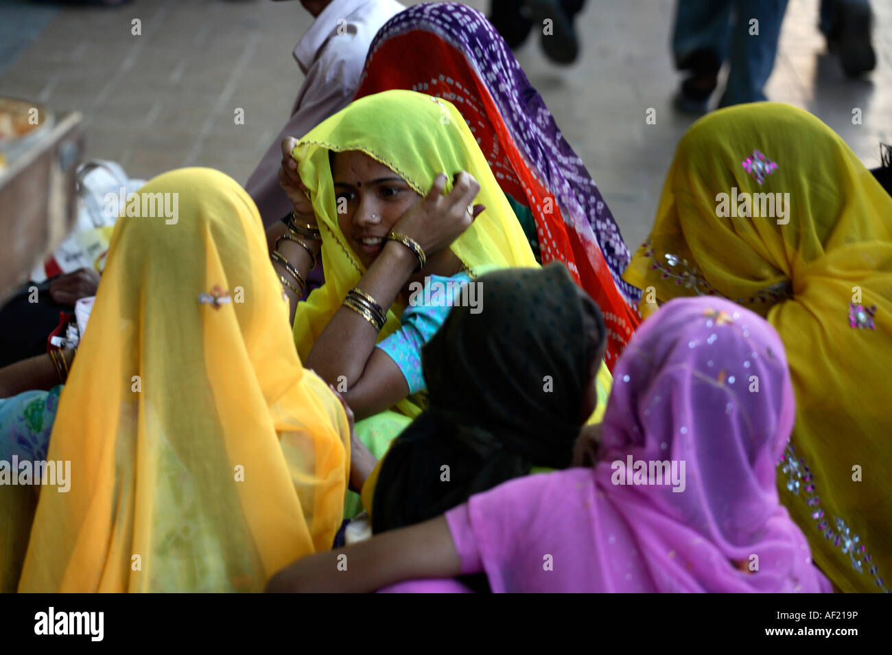 Ziemlich junge indische Weibchen warten am Bahnhof, Pune, Indien Stockfoto