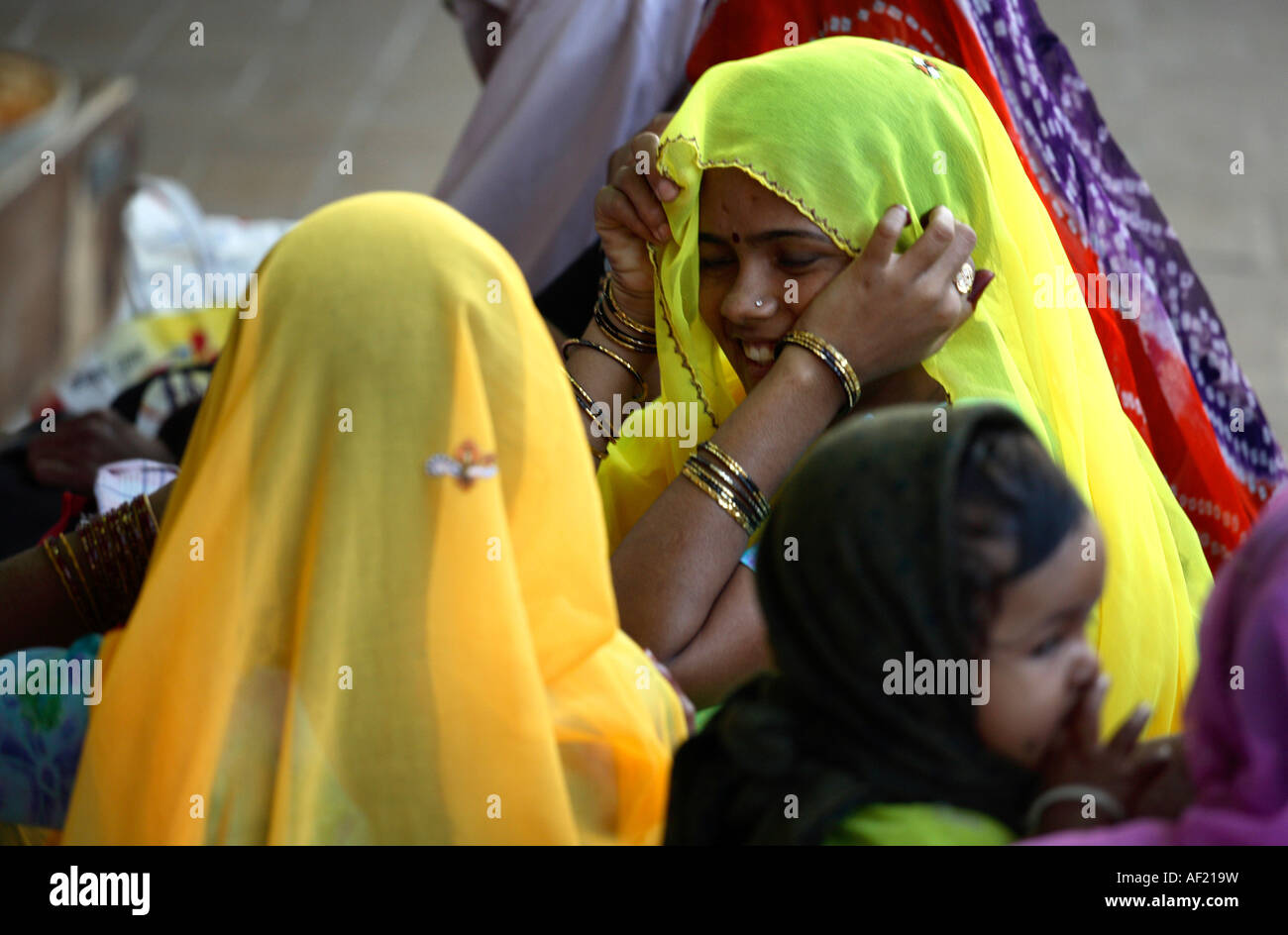 Junge indische Weibchen warten am Bahnhof, Pune, Indien Stockfoto