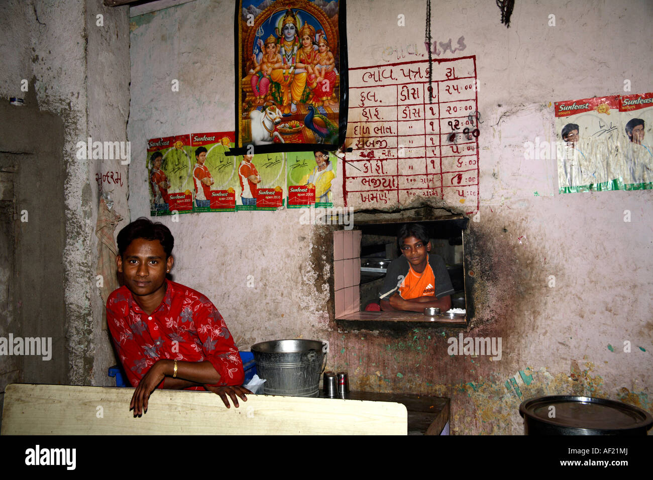 Junge indische männliche Arbeiter im Restaurant, The Dangs, Gujarat, Indien Stockfoto