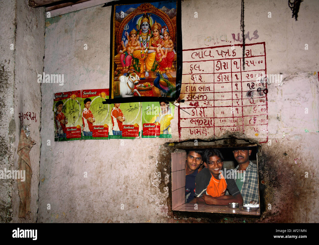 Junge indische männliche Arbeiter posieren in Küche Luke, die Dangs, Gujarat, Indien Stockfoto