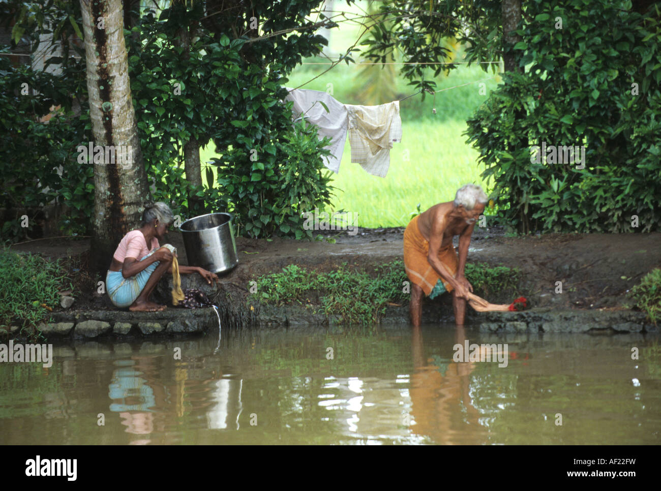 Kerala Backwaters Menschen Waschen von Kleidung Stockfoto
