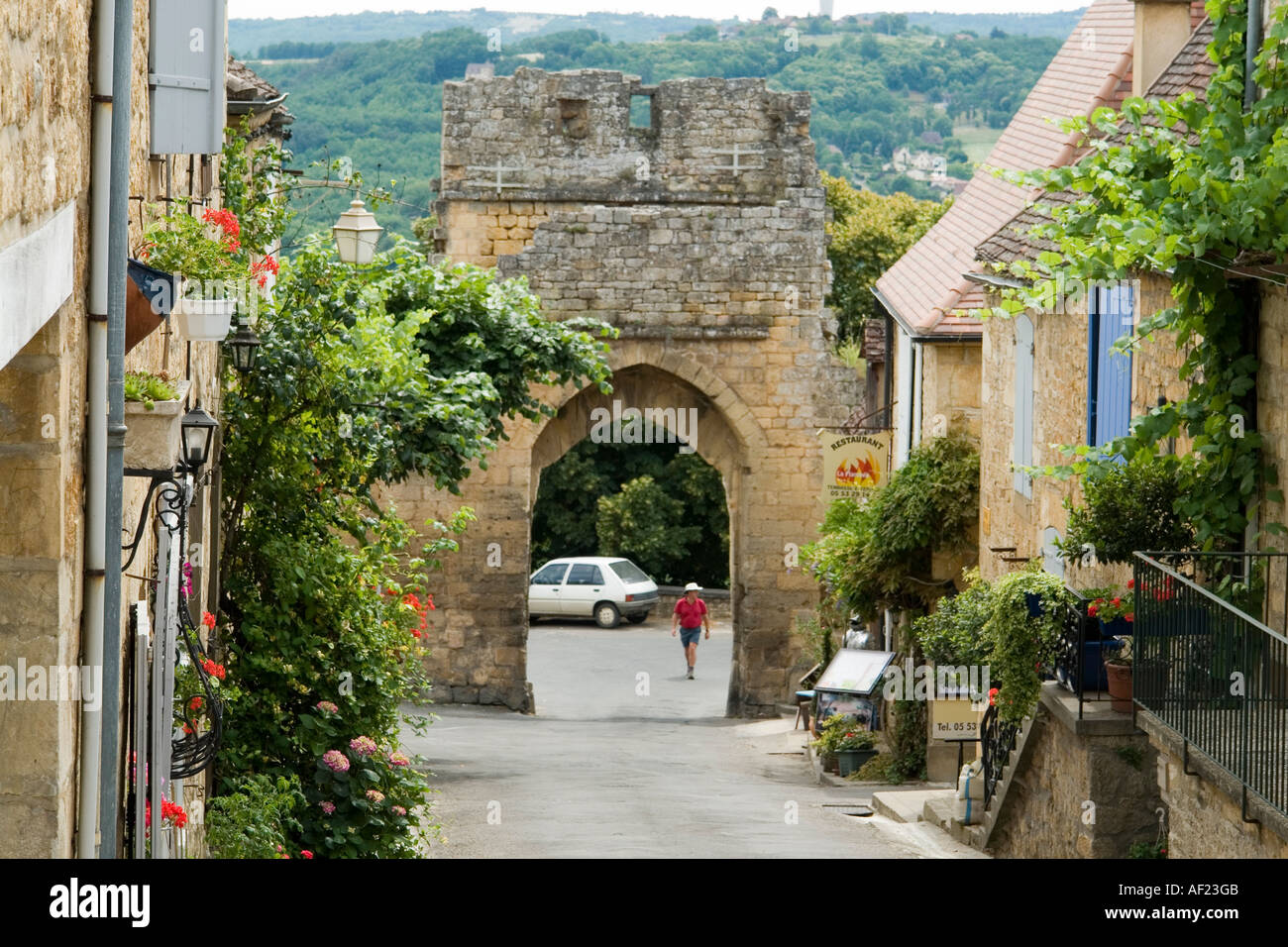 Eingangstor in den alten Mauern des hübschen Hügels Dorf Domme Dordogne Frankreich Europa Stockfoto