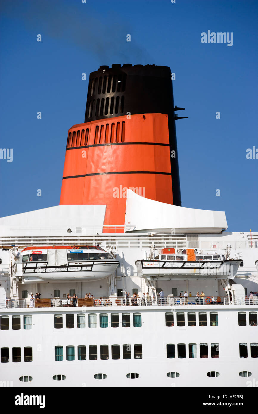 Queen Elizabeth 2 Kreuzfahrtschiff Trichter und Rettungsboote in der Nähe Nach oben Stockfoto Queen Elizabeth 2 Kreuzfahrtschiff Trichter und Rettungsboote in der Nähe Nach oben Stockfoto