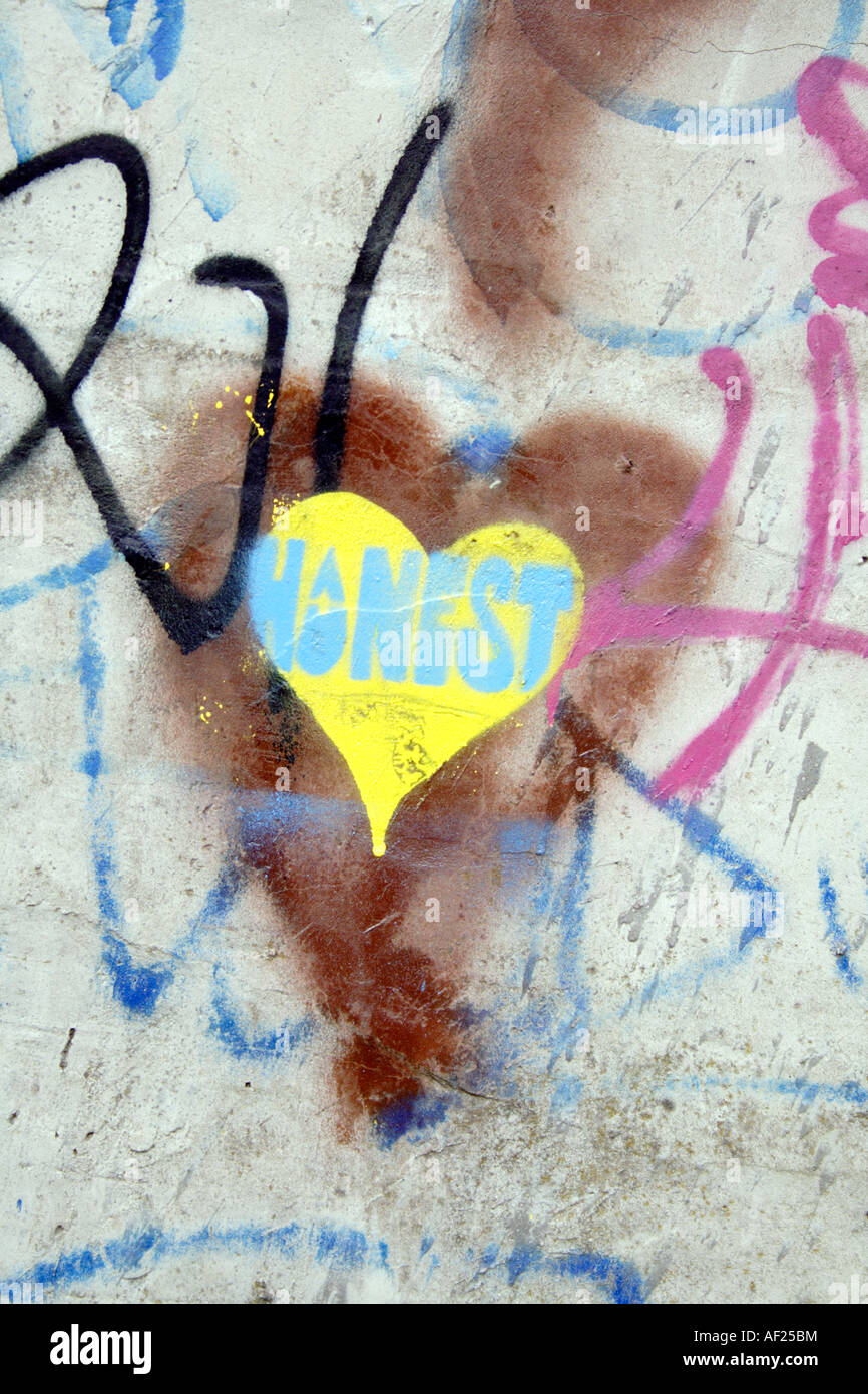 "Ehrliches Herz" Graffiti an der Wand. Stockfoto