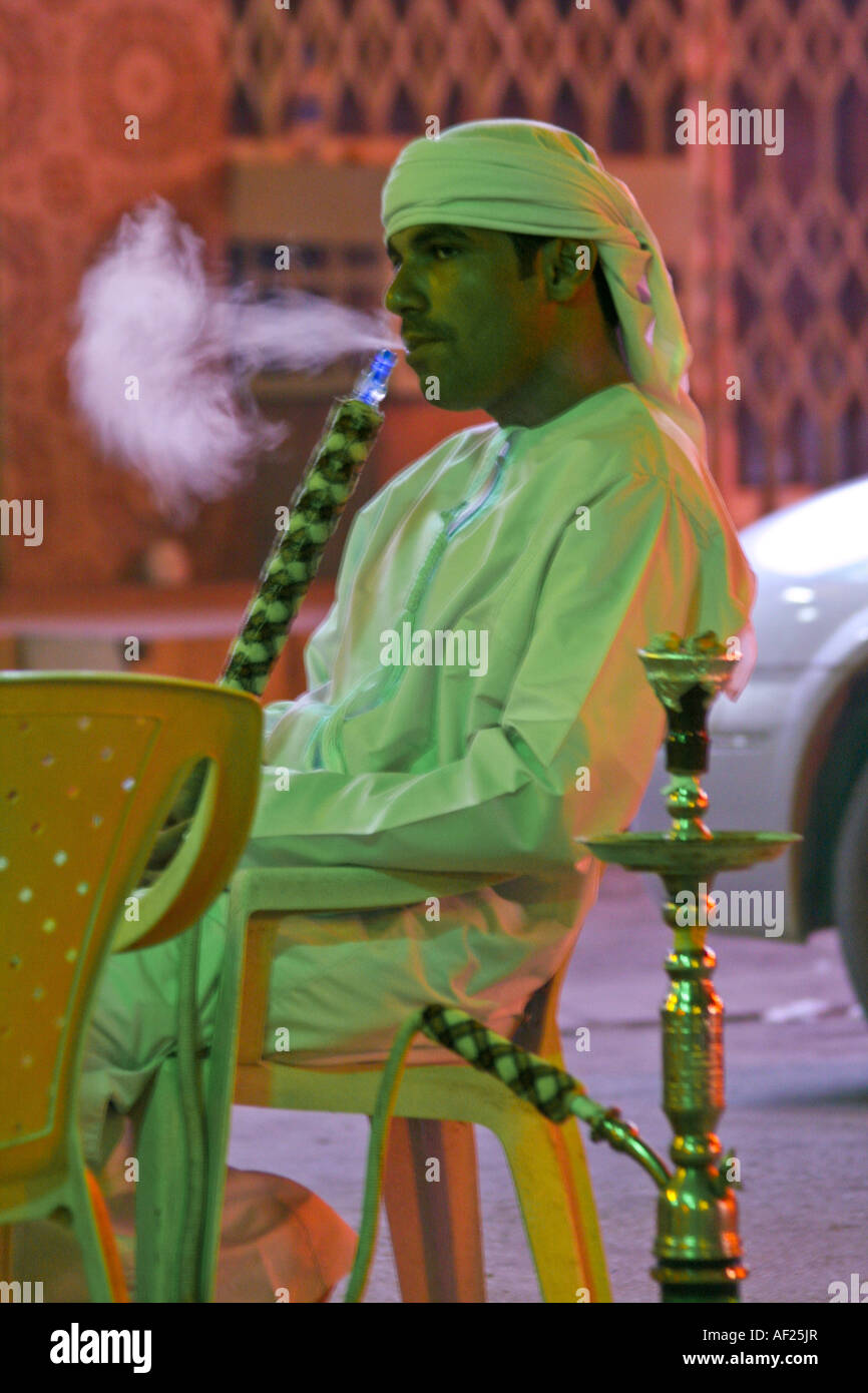 Arabische Mann Rauchen Sheesha während Kharif oder Sommermonsun Salalah südlichen Oman Stockfoto