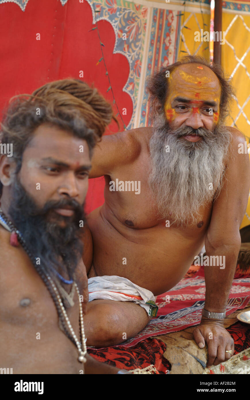 Zwei Saddhus hören Sie Fragen bei den 2004 Kumba Mela in Ujain, Madhya Pradesh, Indien. Stockfoto
