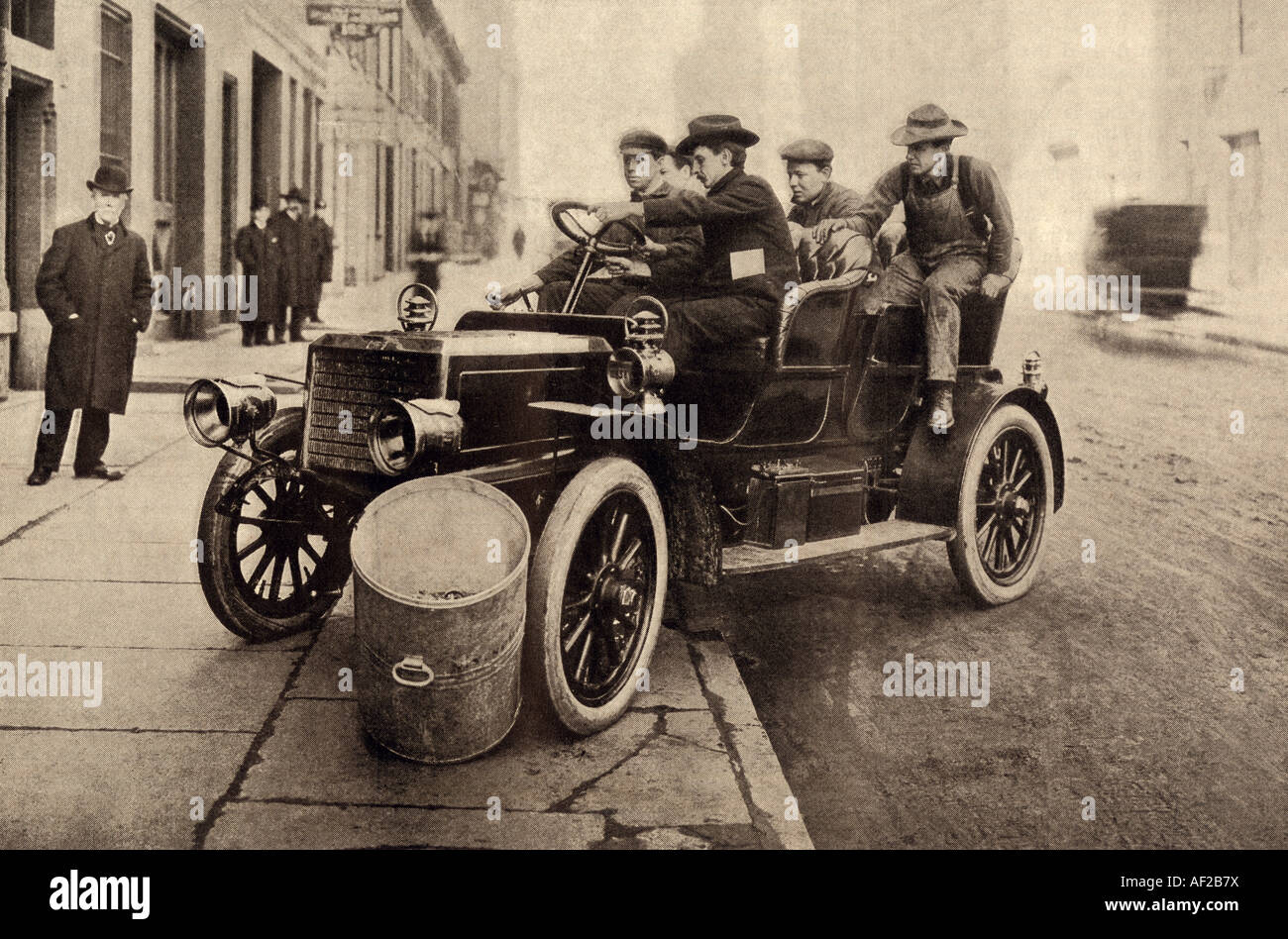 Student Fahrer in Schwierigkeiten mit Anleitungen von einem Auto Schule Lehrer in New York City 1906. Halbton einer Fotografie Stockfoto
