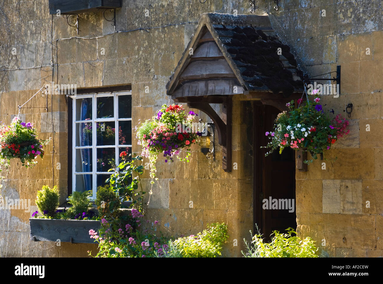 Cotswold stone Bau- und floralen Display Guiting Power The Cotswolds Stockfoto