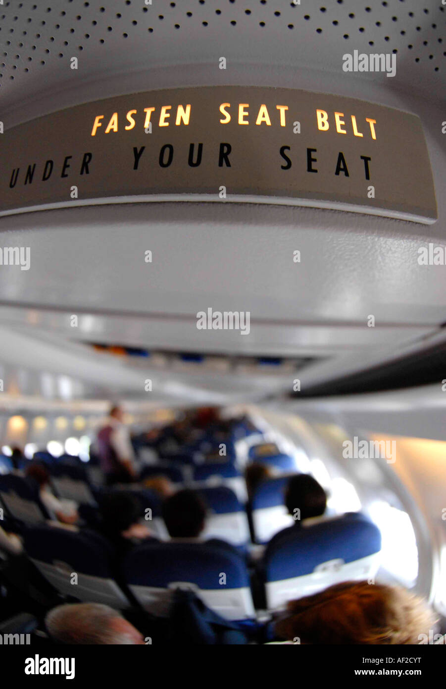 Befestigen Sie Ihre Anschnallzeichen in einem Passagier-jet Stockfoto