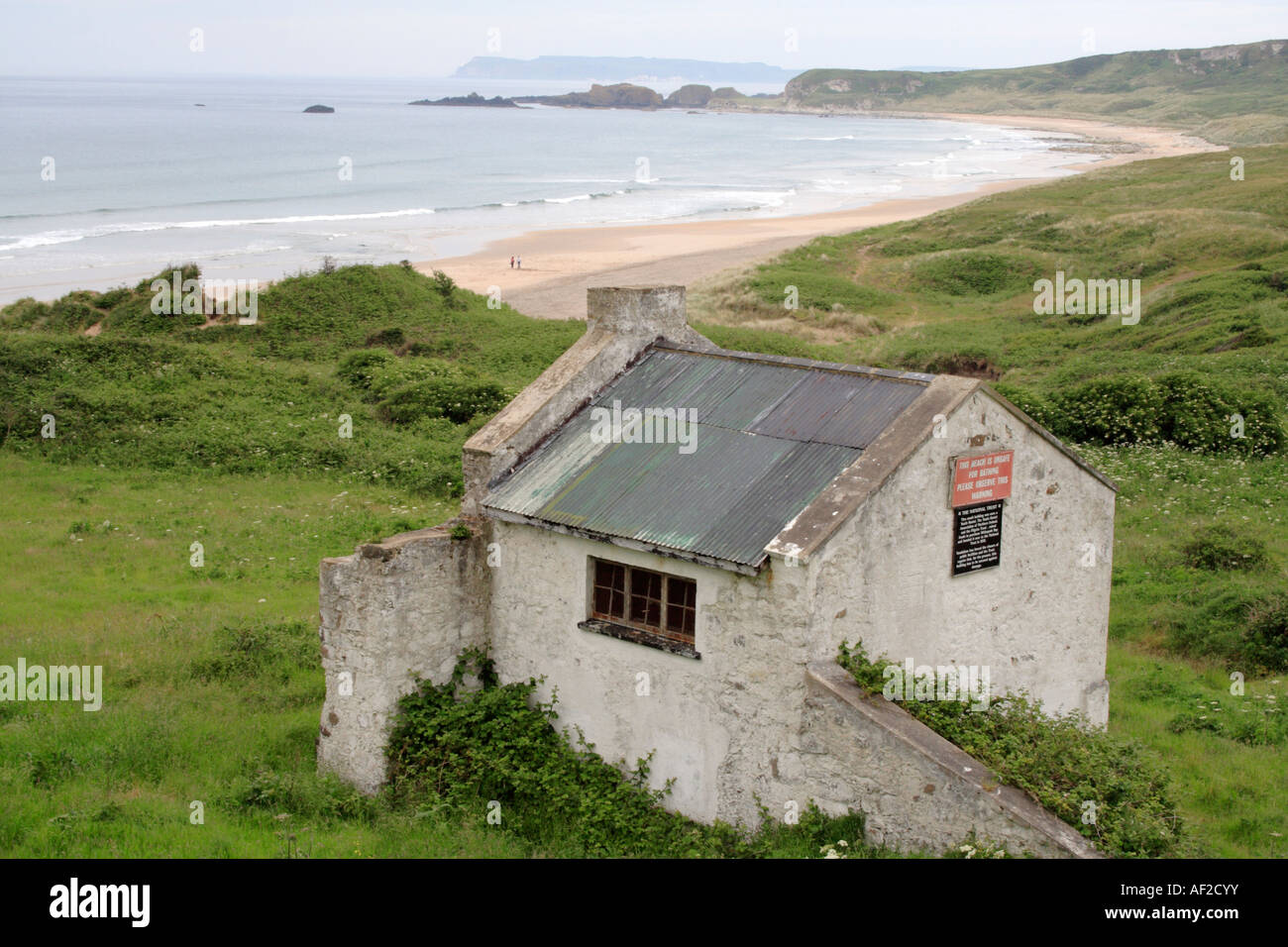 Ehemalige Jugendherberge am White Park Bay, ein Gebiet von besonderem wissenschaftlichen Interesse; County Antrim, Nordirland, Vereinigtes Königreich. Stockfoto