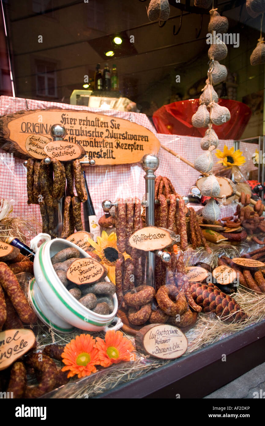 Wurst, Wuerstchen, Salami und Schweinefleisch Produkte in einer Metzgerei Fenster in Rothenburg Ob der Tauber. Deutschland Stockfoto