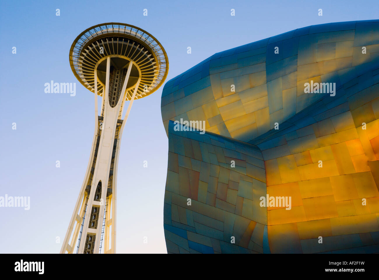 Die Space Needle und Metall-Skulptur an der Erfahrung Musik-Projekt Seattle Washington Stockfoto
