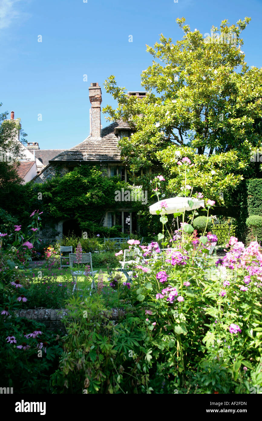 Malerischer traditioneller englischer Cottage Garden im St Mary's House, Bramber, West Sussex, England Stockfoto