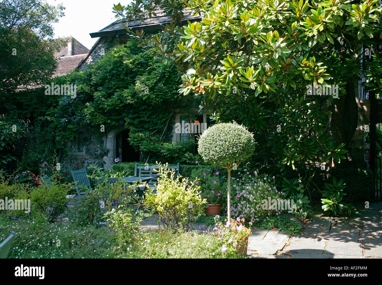 Malerischer traditioneller englischer Cottage Garden im St Mary's House, Bramber, West Sussex, England Stockfoto