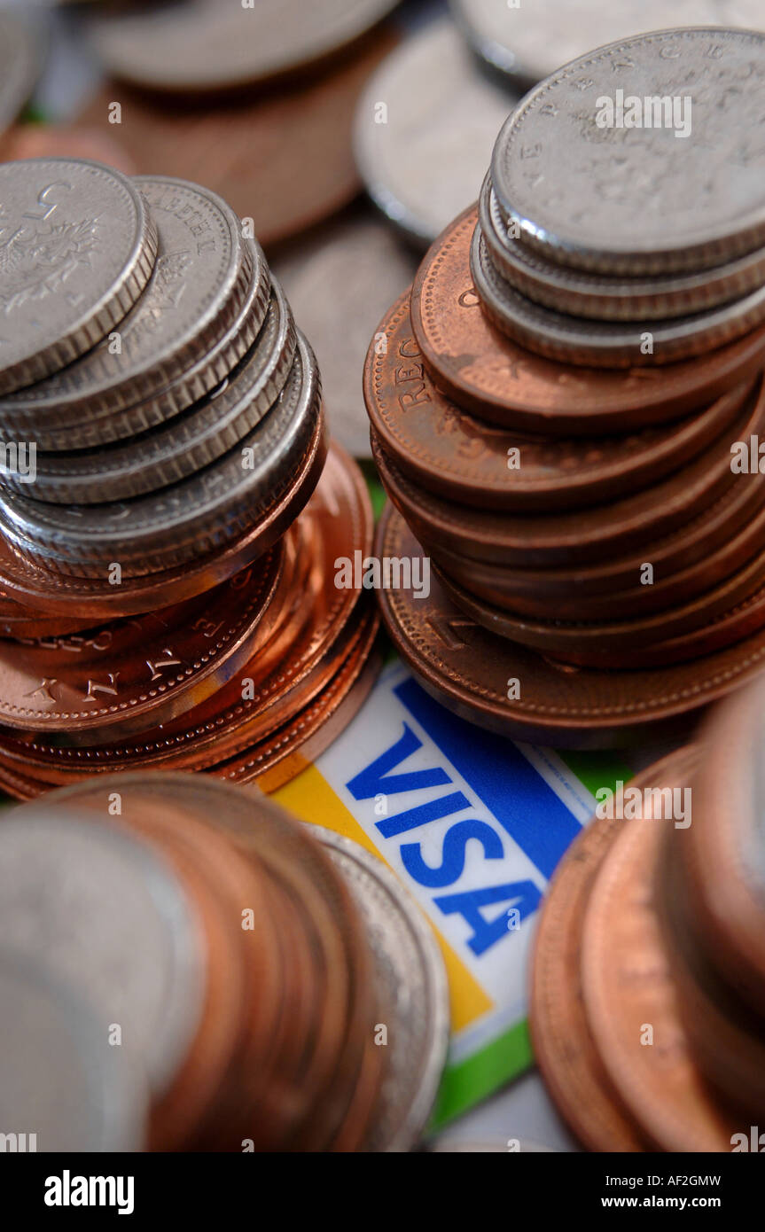 Generischen Bild von Bargeld gestapelt und gestapelt auf einer Kreditkarte Stockfoto