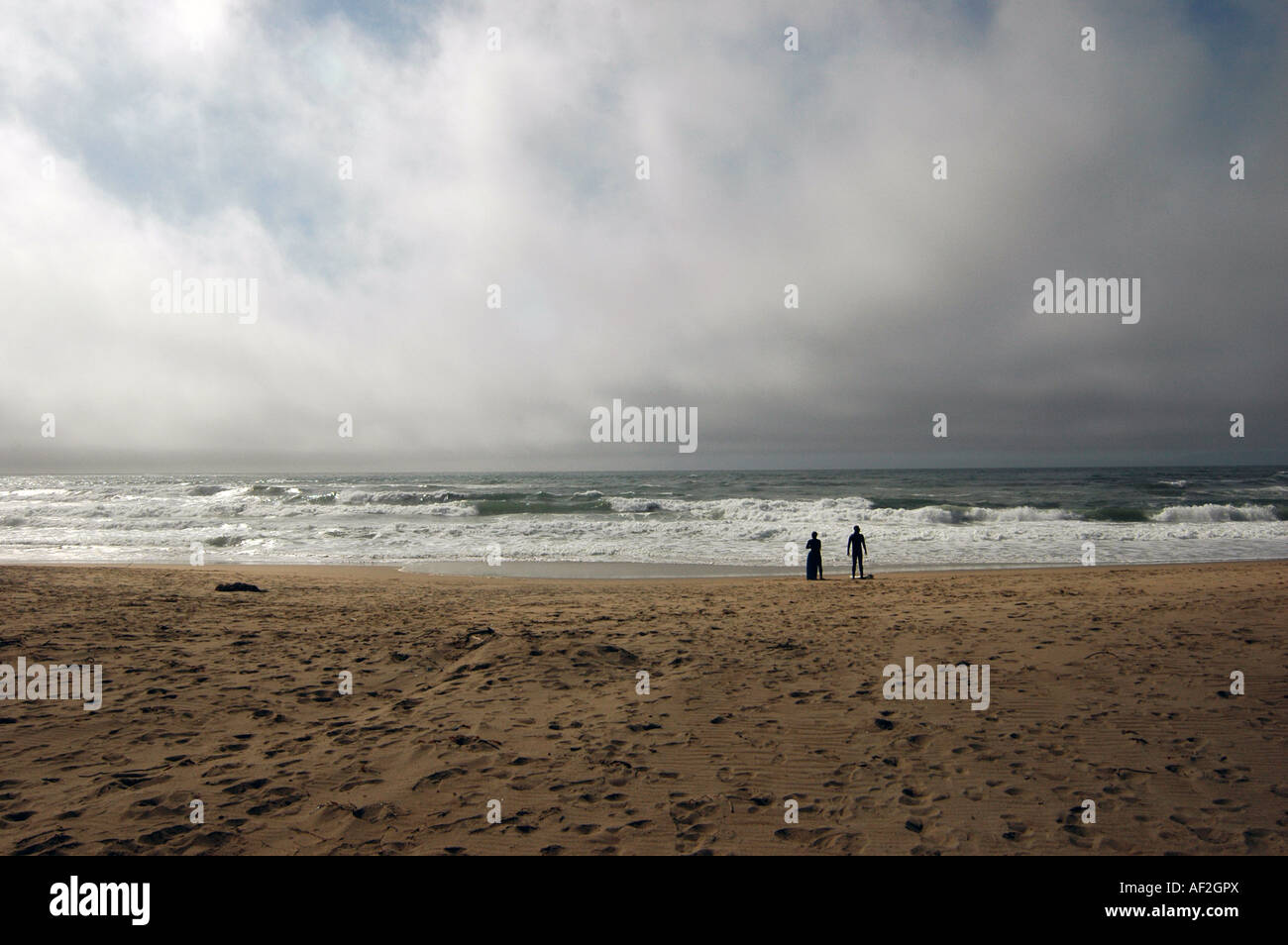 Zwei anonymen Surfer in Silhouette auf der California Beach. Stockfoto