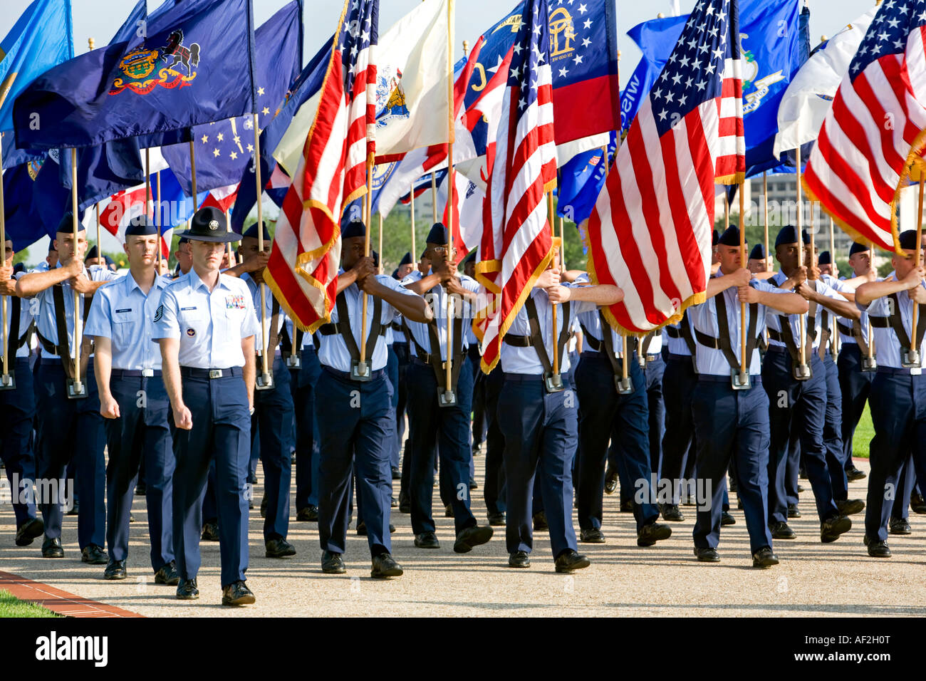 USAF Grundausbildung Parade Fahnen Stockfoto