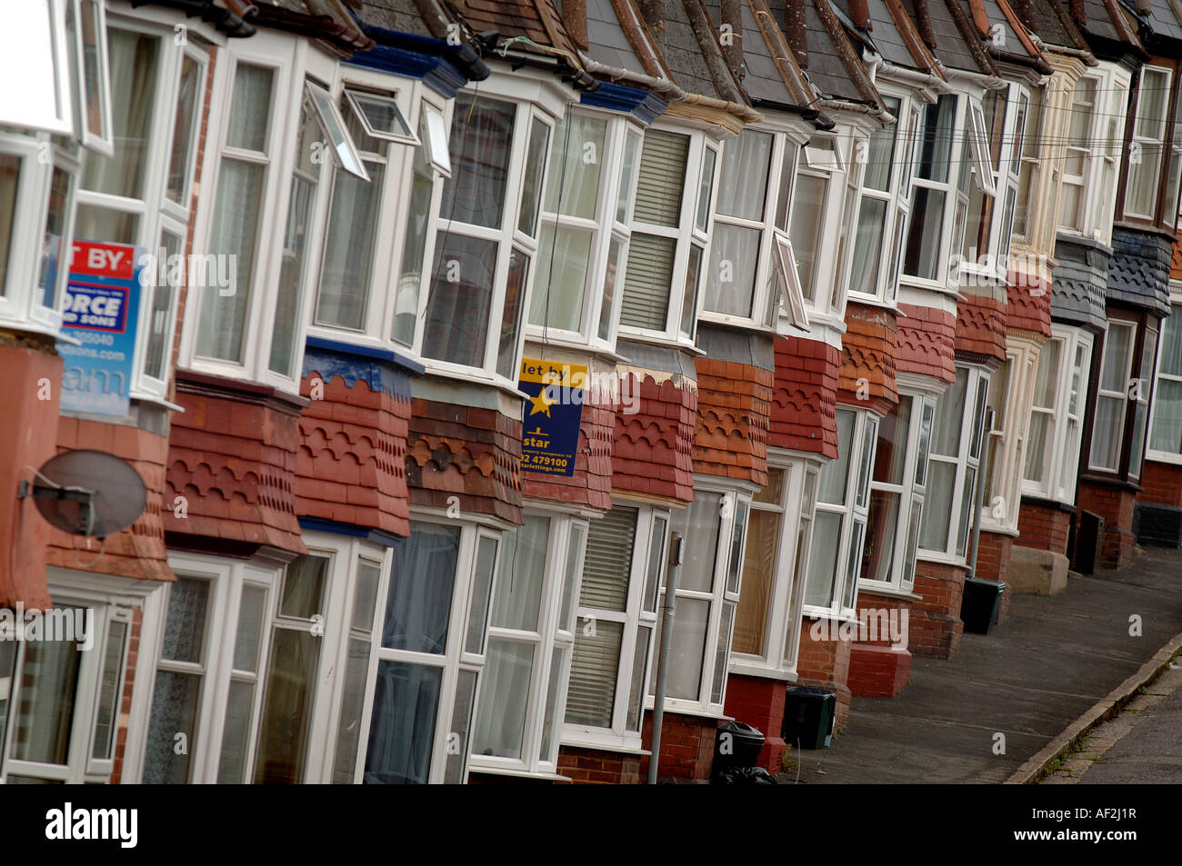 Eine Reihe von Häusern an einer steilen Straße in Exeter, Devon, Immobilienpreise und Eigenschaft zu illustrieren. Stockfoto