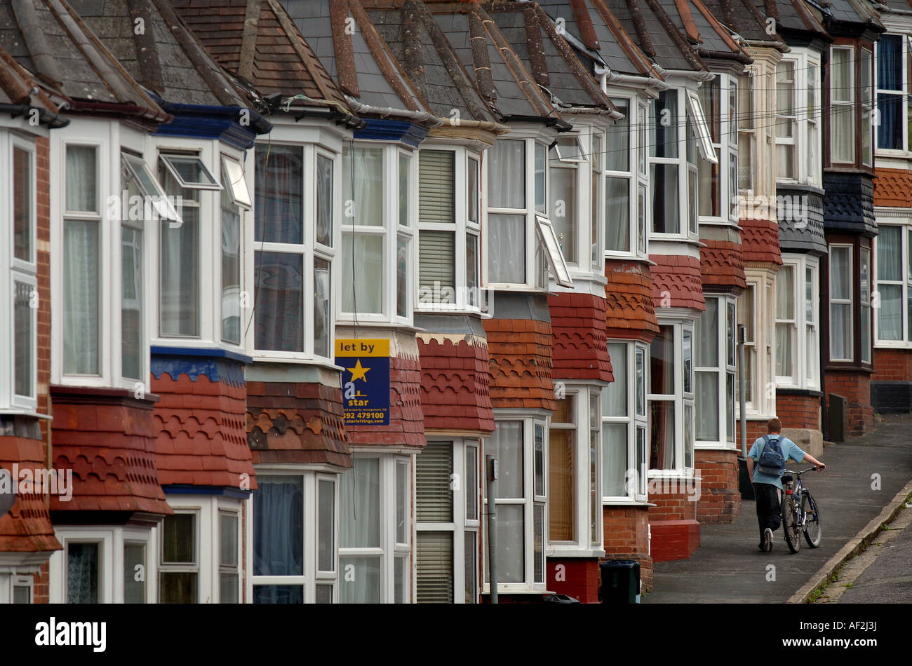 Eine Reihe von Häusern an einer steilen Straße in Exeter, Devon, Immobilienpreise und Eigenschaft zu illustrieren. Stockfoto