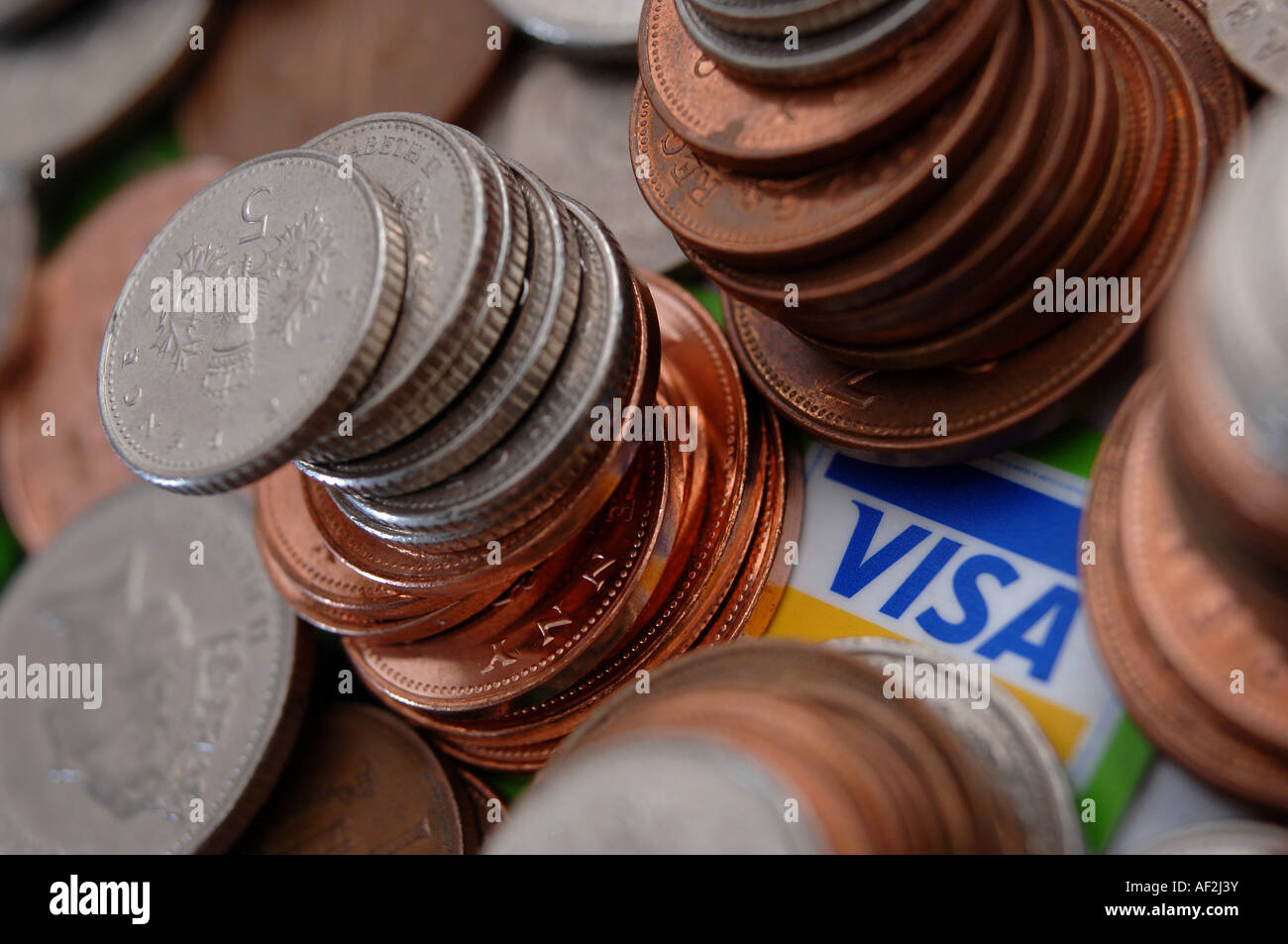 Generischen Bild von Bargeld gestapelt und gestapelt auf einer Kreditkarte Stockfoto