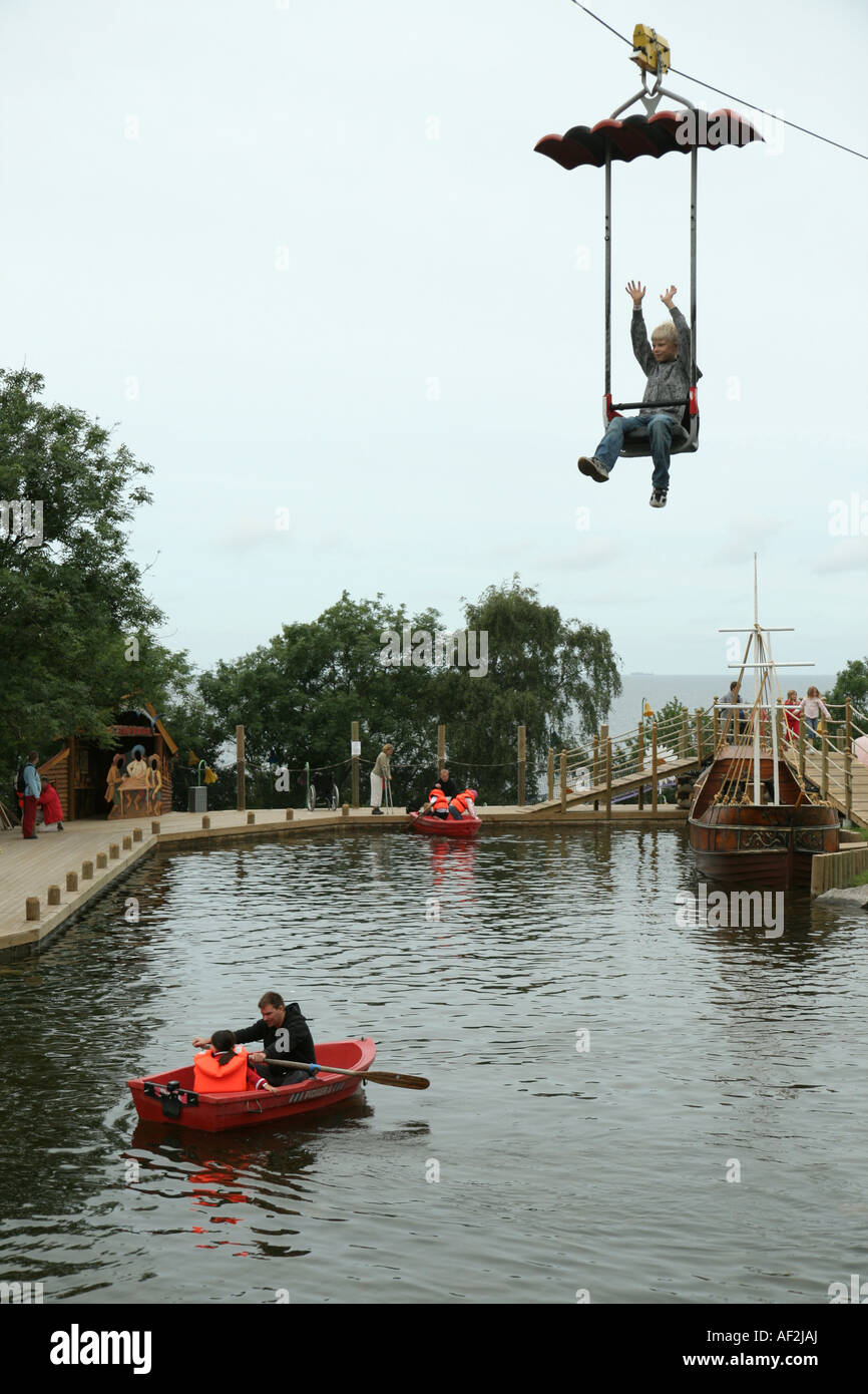 Junge auf einem Draht in Kneippbyn Attraktionenpark außerhalb von Visby Gotland Schweden fliegen Stockfoto