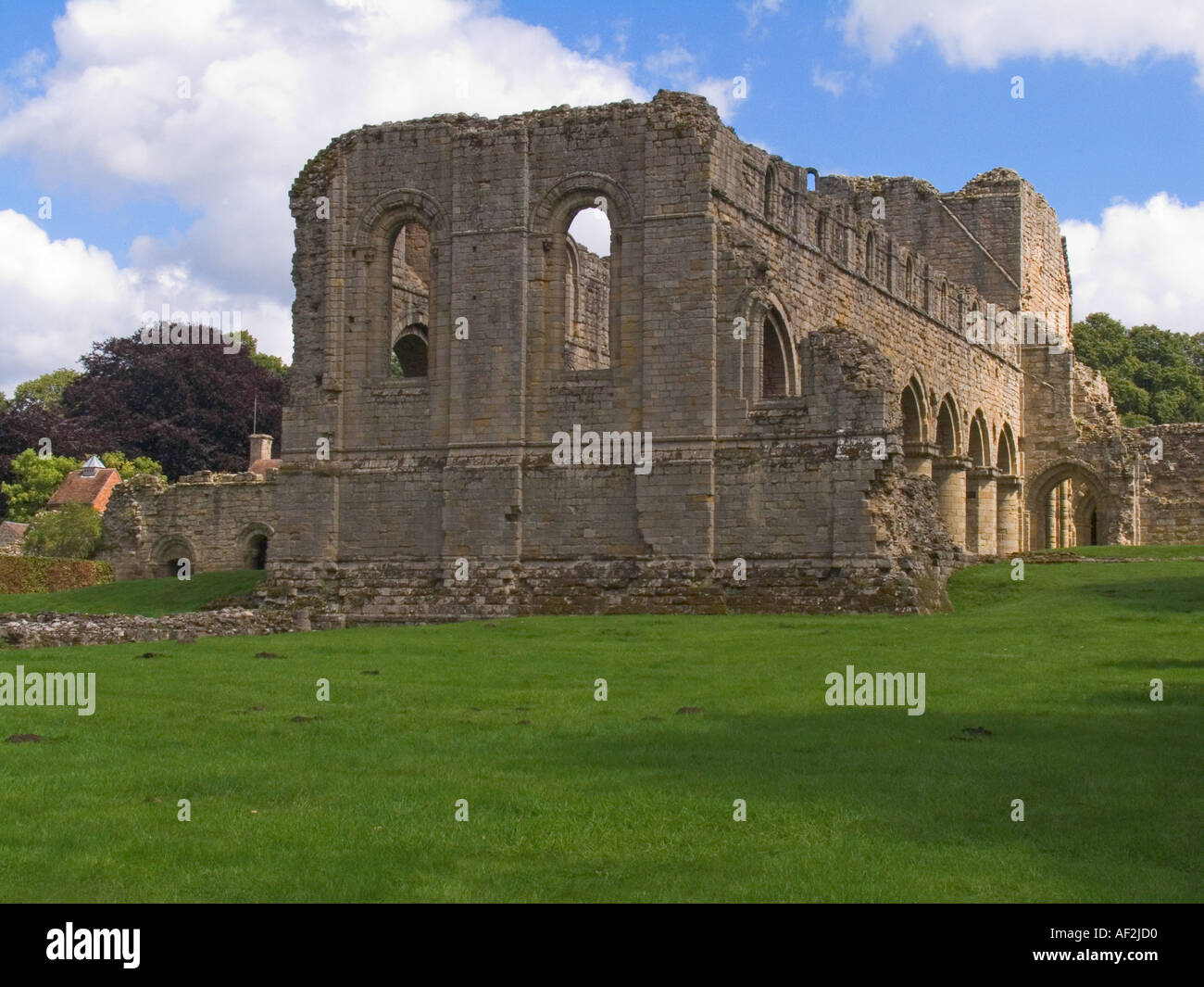 BUILDWAS SHROPSHIRE England UK August Ruinen von Buildwas Abbey erbaut 1135 als eine Zisterzienser-Abtei von St Mary und Str. Tschad Stockfoto