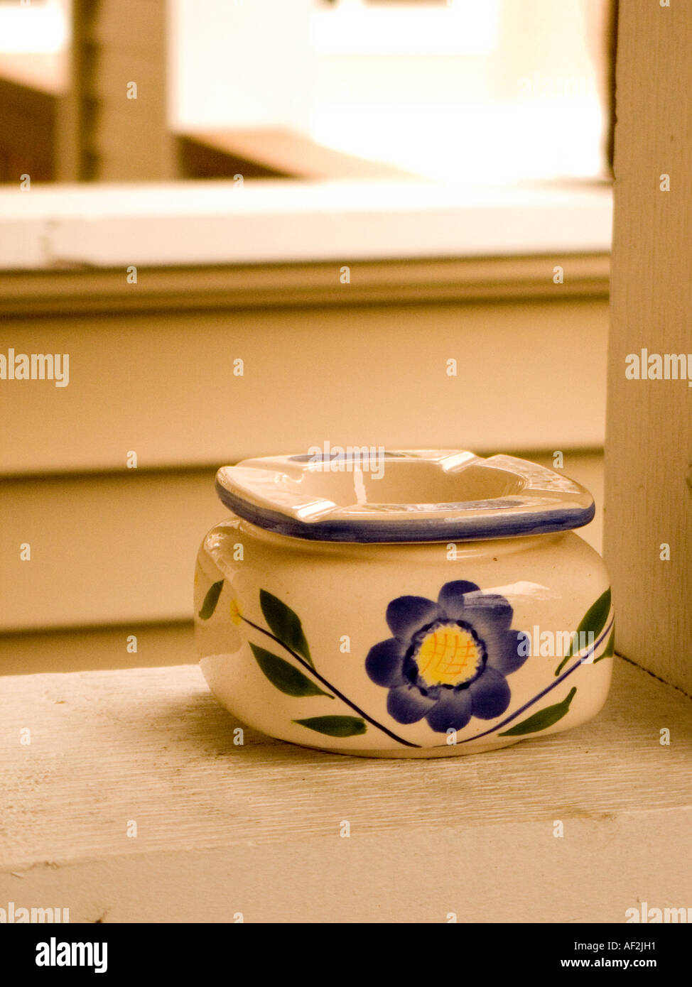 Aschenbecher am Balkon Leiste Stockfotografie - Alamy