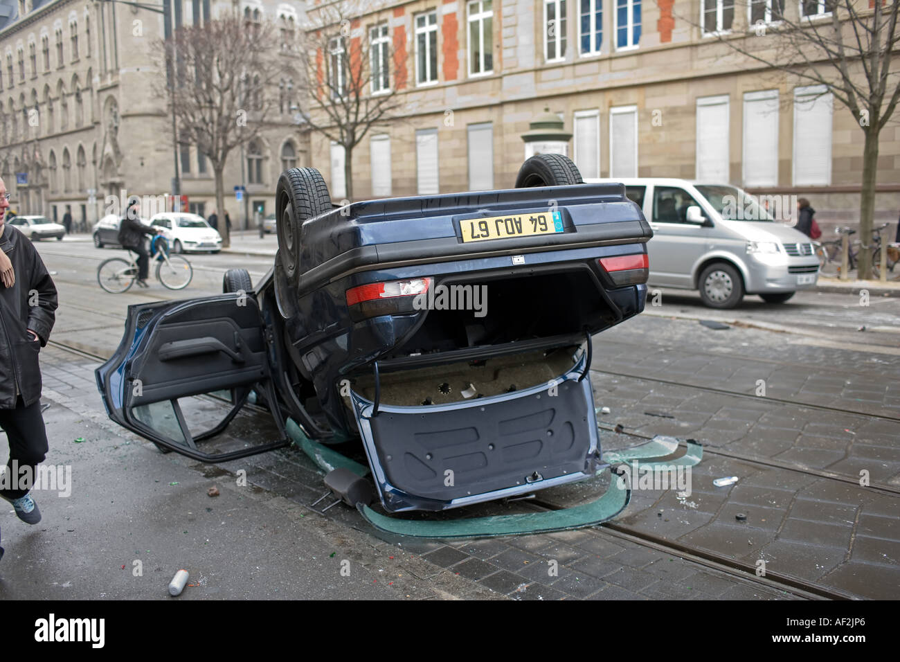 AM 2006. JANUAR WURDE WÄHREND DES PROTESTES DER HAFENARBEITER EIN AUTO ANGEFACKELT UND UMGEDREHT STREIK GEGEN HAFEN DERUGULATION STRASBOURG ELSASS FRANKREICH EUROPA Stockfoto