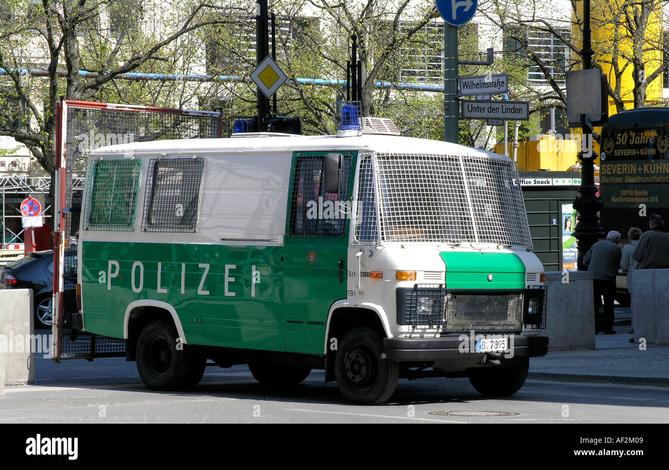 Deutsche Polizei riot Control Auto an der Ecke von unter DM Linden und Whilhelmstrasse in Berlin Stockfoto