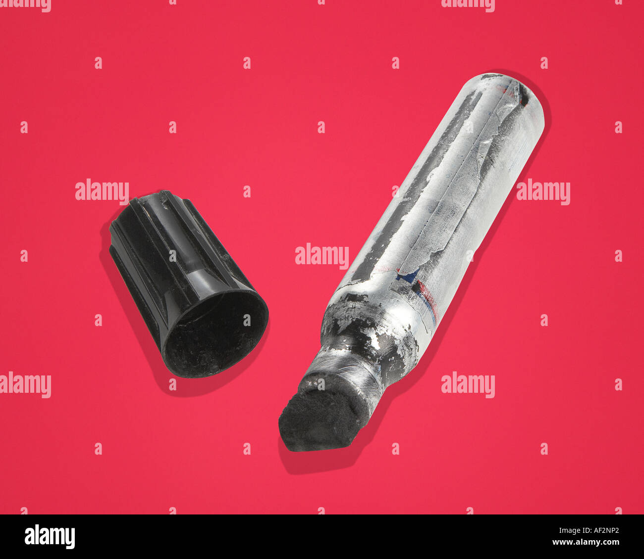 Red Rocket Lager schwarz fühlte Marker mit Beschneidungspfad auf farbigem Hintergrund Stockfoto