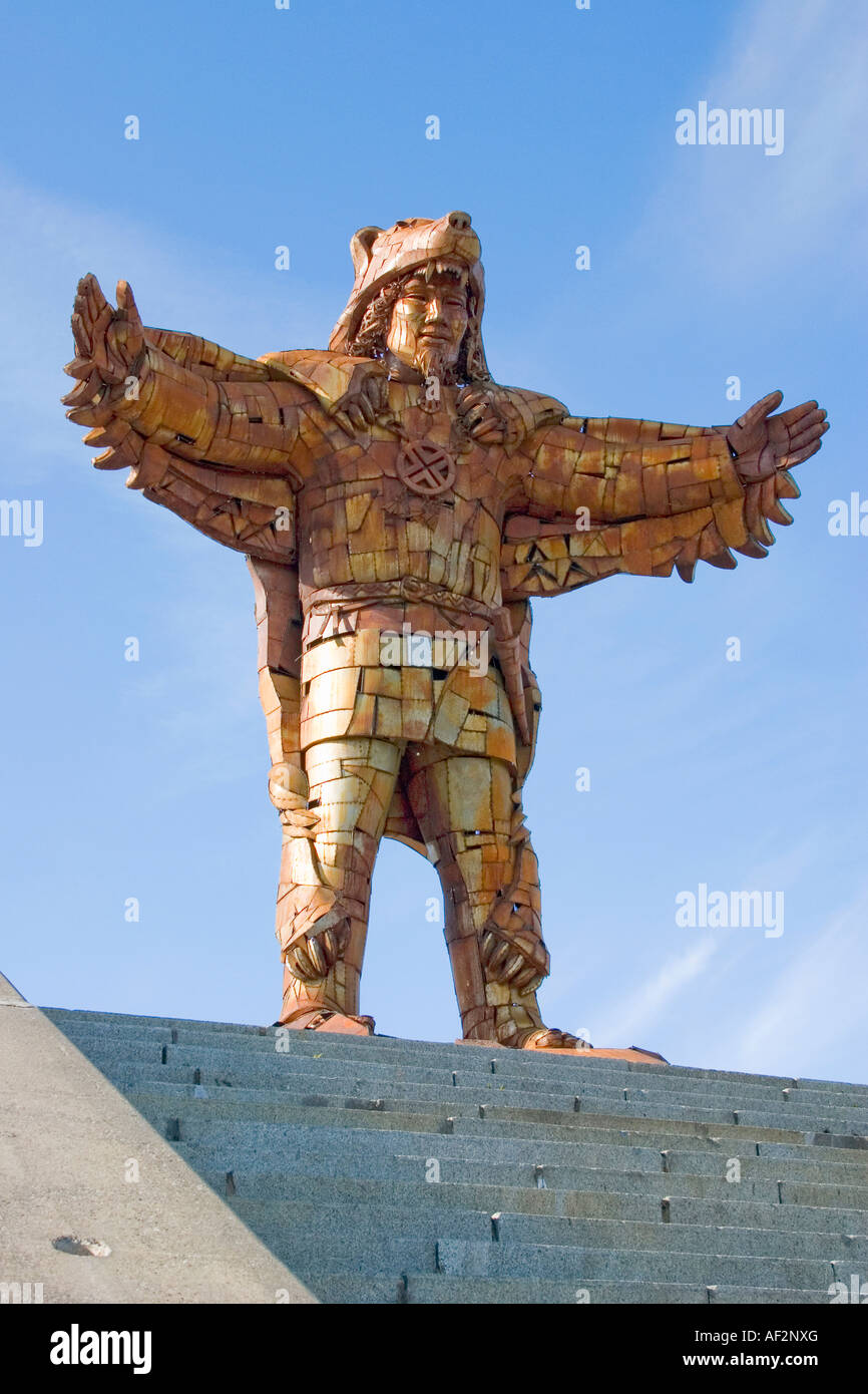 Statue der Mann trägt ein Bärenfell am Spielplatz am Linnahall Tallinn Estland Stockfoto