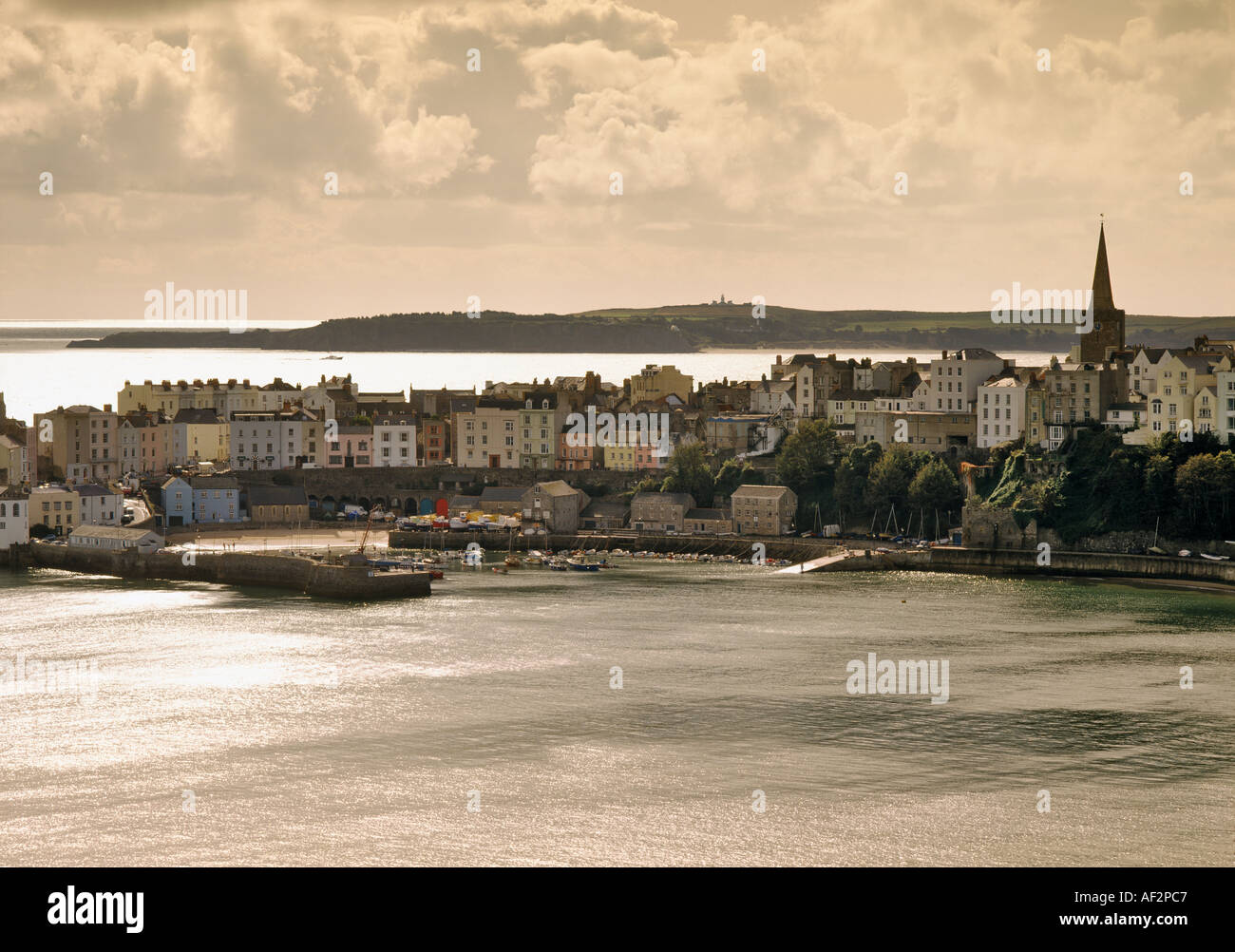 NORTH BEACH UND HAFEN TENBY SEASIDE PEMBROKESHIRE WEST WALES UK UNITARISCHEN FERIENINSEL IM HINTERGRUND Stockfoto