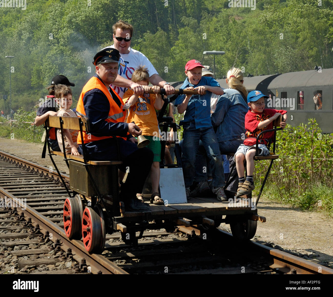 Kinder und Erwachsene einen Eisenbahn-Trolley im Eisenbahnmuseum Bochum, Deutschland in Betrieb. Stockfoto