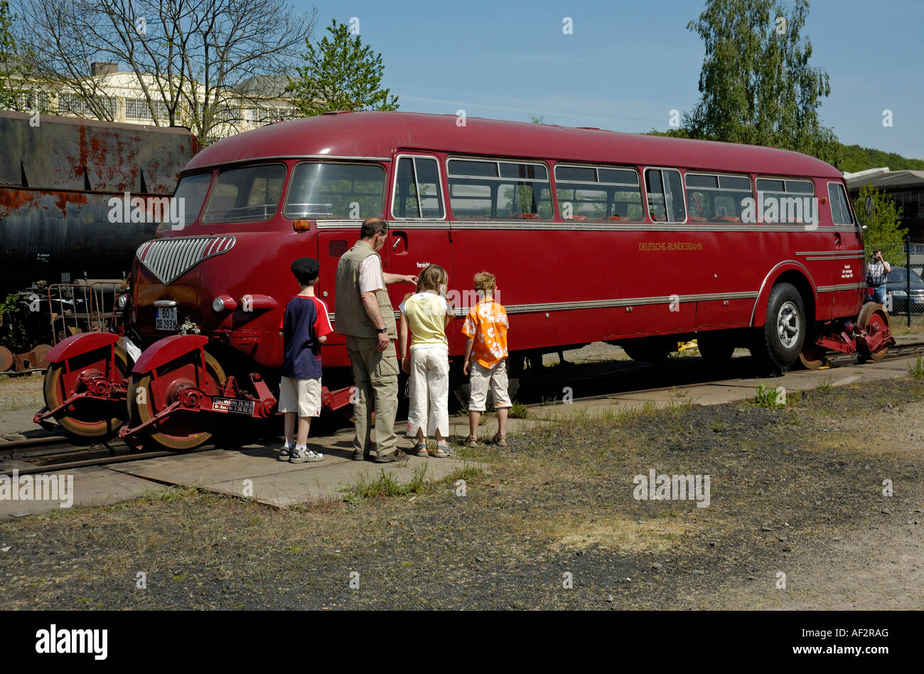 Mann und Kinder, die einen Blick auf Roadrailer im Eisenbahnmuseum Bochum, Deutschland. Stockfoto
