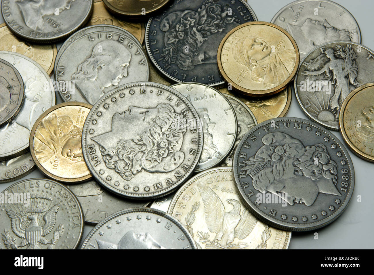 US-Dollar und Half Dollar Münzen neue und alte Silber und Gold gefärbt Stockfoto