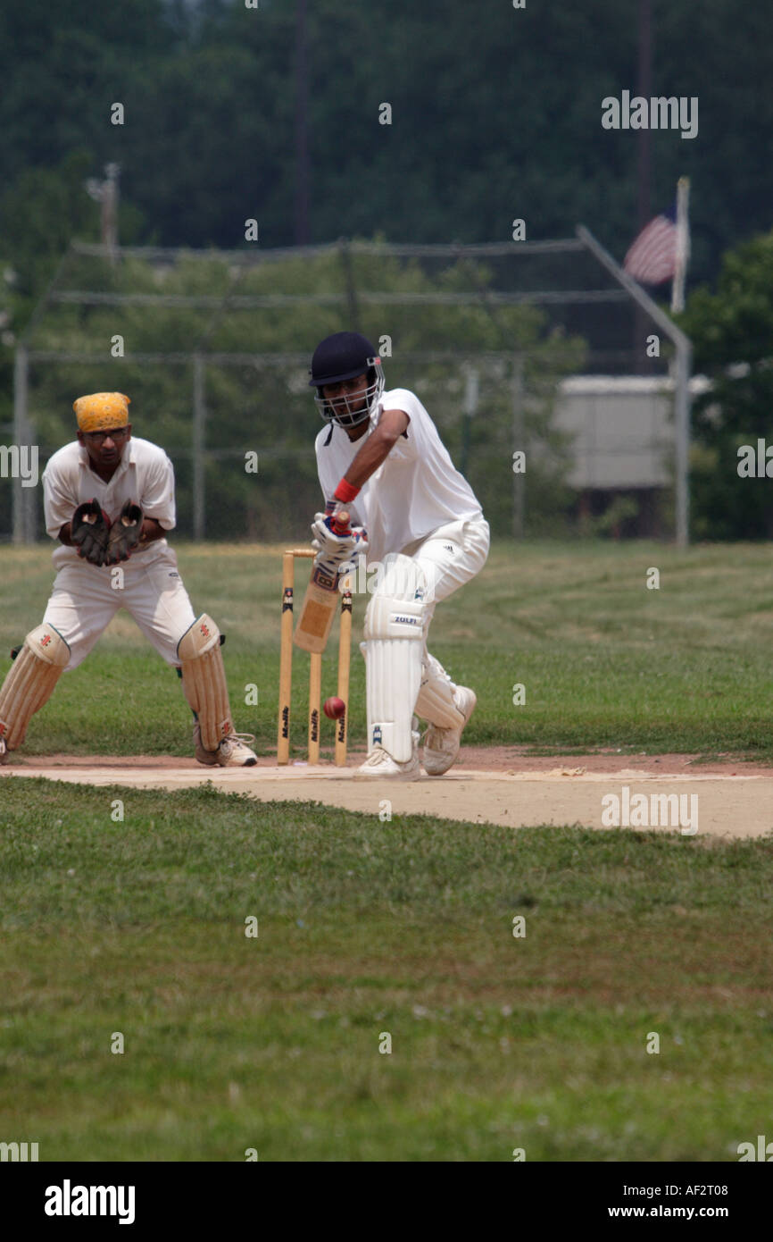 Cricket Schlagmänner Linien auf dem Spielfeld in den USA gespielt Spiel amerikanische Flagge fliegt im Hintergrund Stockfoto