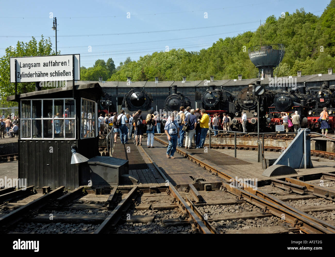 Der Lokschuppen und Drehscheibe auf einem anstrengenden Tag im Eisenbahnmuseum Bochum-Dahlhausen, Deutschland. Stockfoto