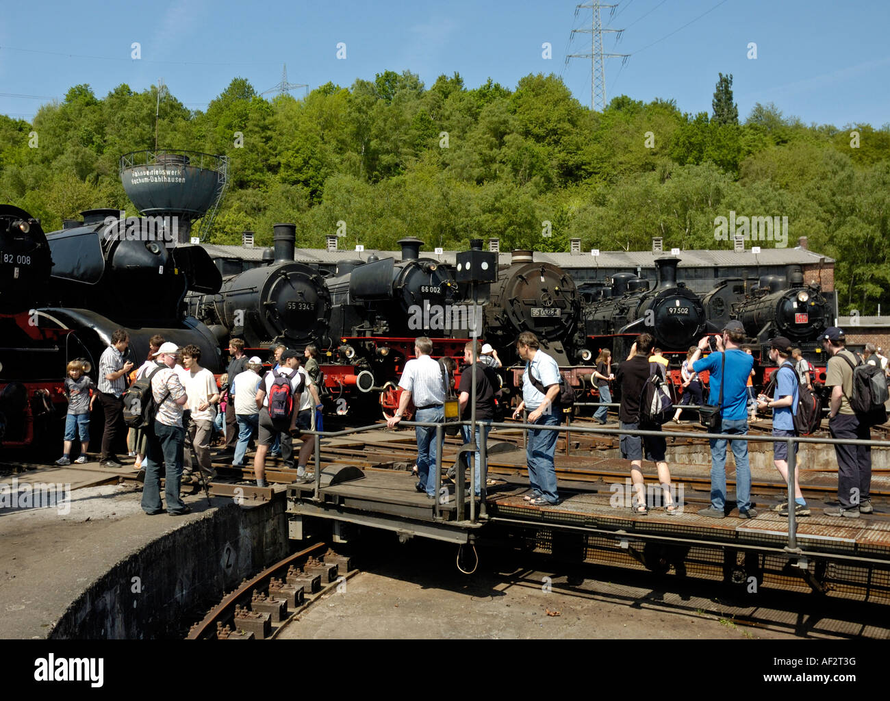 Der Lokschuppen und Drehscheibe auf einem anstrengenden Tag im Eisenbahnmuseum Bochum-Dahlhausen, Deutschland. Stockfoto