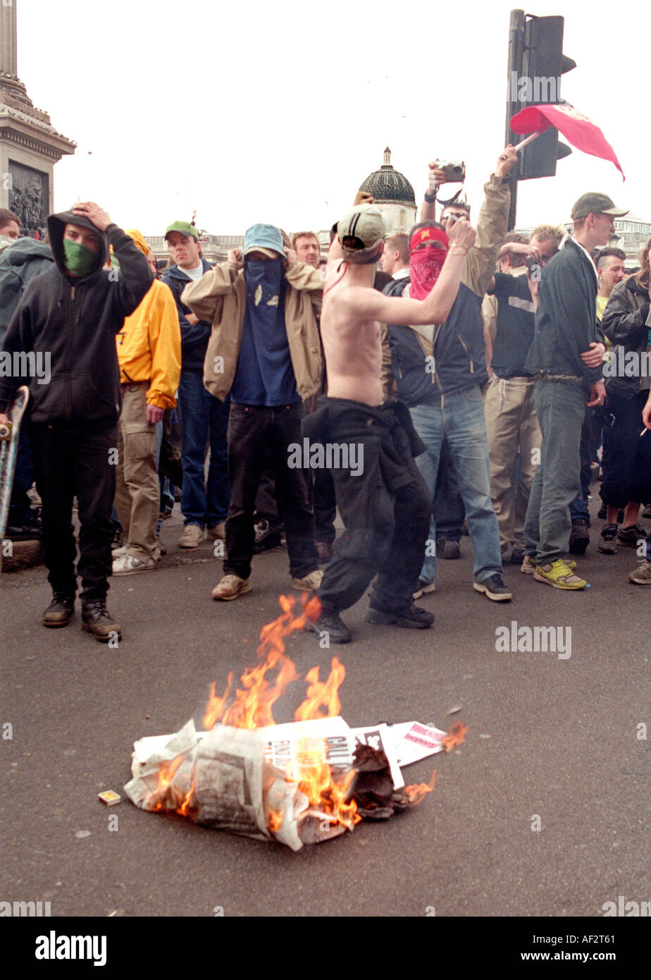 Demonstranten setzen Licht auf Verkehrsinseln und Müll während der Unruhen von Mayday 2000 in Trafalgar Square in London. Stockfoto