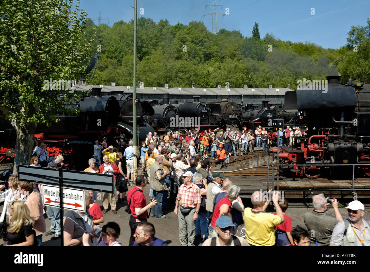 Der Lokschuppen und Drehscheibe auf einem anstrengenden Tag im Eisenbahnmuseum Bochum-Dahlhausen, Deutschland. Stockfoto